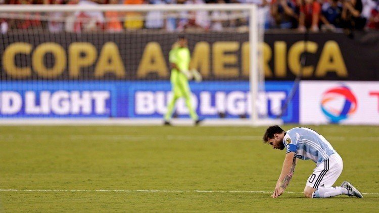 كرة ميسي المهدورة تثري ملتقطها 