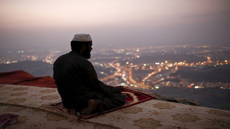 صحيفة إماراتية: سعوديون يدعون للتحرر من الإسلام