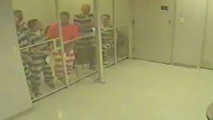 سجناء تكساس ينقذون حارسهم من الموت (فيديو)