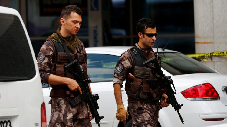 مقتل 3 ضباط شرطة أتراك على يد مراهق