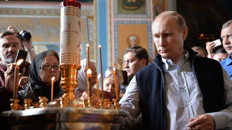 في دير شمالي.. بوتين يصلي لأرواح الضحايا الروس بسوريا