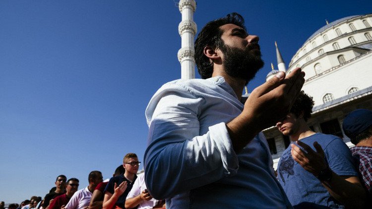 رجل دين مسيحي: أئمة المساجد في تركيا دعوا لدعم أردوغان 