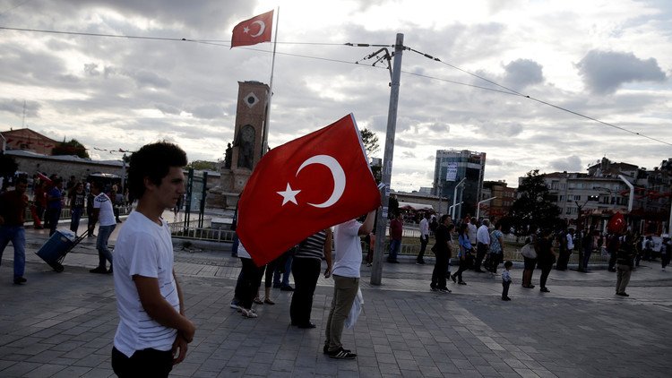 البرلمان التركي يصدق على فرض حالة الطوارئ في البلاد