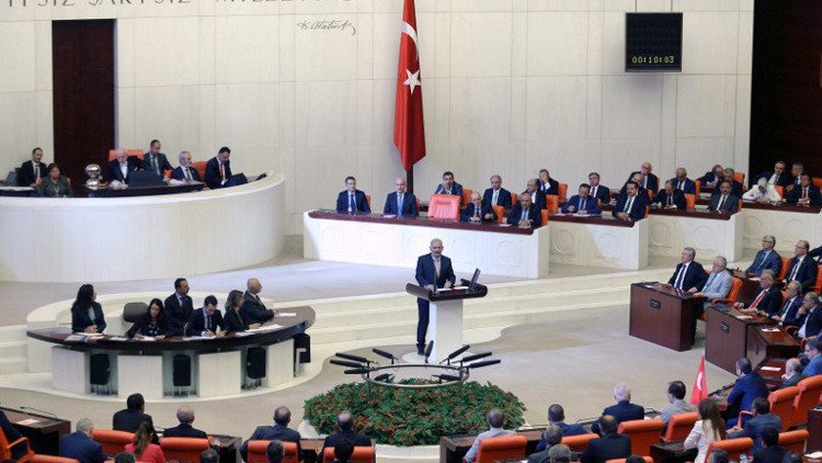 البرلمان التركي يصدق على فرض حالة الطوارئ في البلاد
