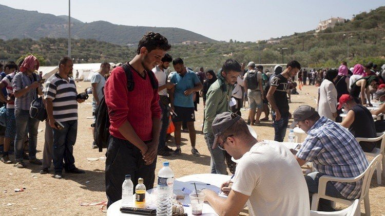 مهاجرون يتحدون الحر والجوع لدخول أوروبا 