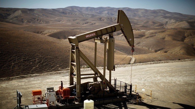 النفط ينهي أسبوعه منخفضا إثر زيادة منصات الحفر