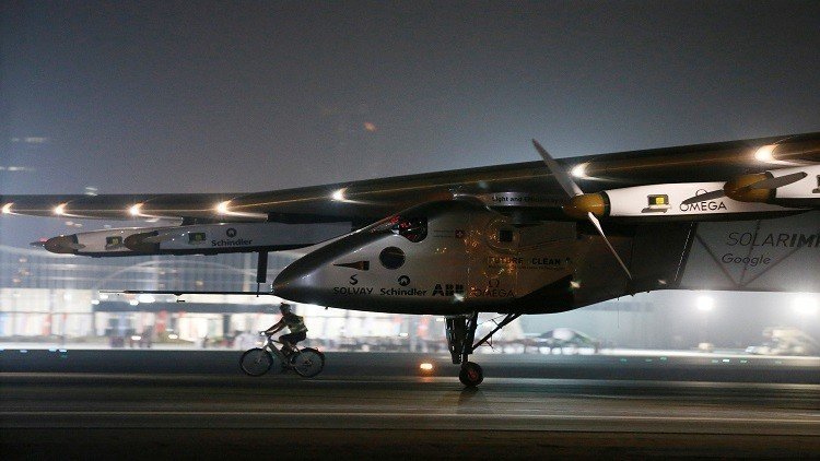 طائرة سولار امبالس 2 تحط في أبو ظبي 26/7/2016
أول طائرة تجوب العالم بالطاقة الشمسية دون قطرة وقود