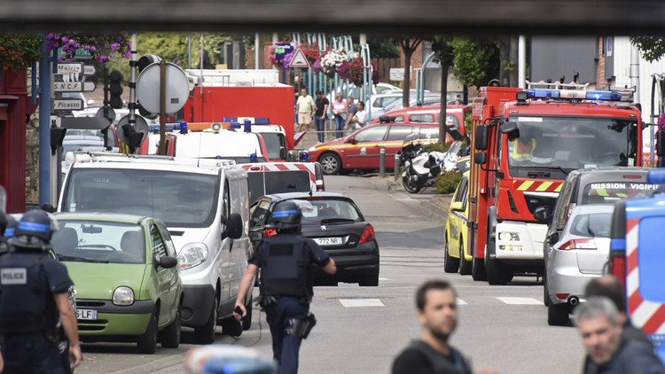 ذبح قس.. وشبح "داعش" يحوم في كنيسة شمال فرنسا