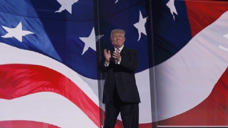 استطلاع: ترامب يتقدم قليلا على كلينتون 