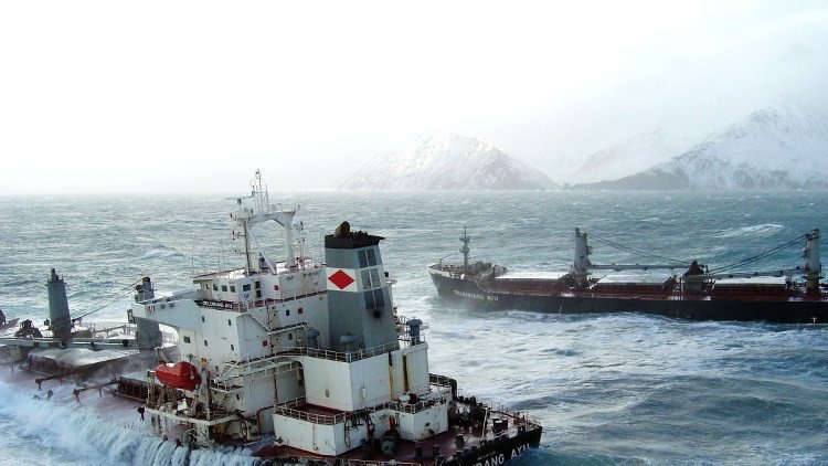 إنقاذ 46 شخصا من سفينة صيد غارقة قرب ألاسكا