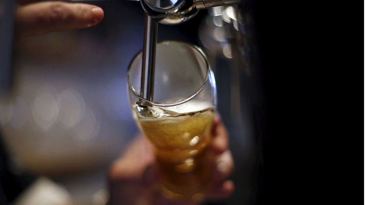 العبقرية البلجيكية تبتكر آلة تحول البول إلى بيرة