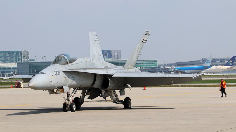 تحطم قاذفة مقاتلة أمريكية ومقتل قائدها في كاليفورنيا