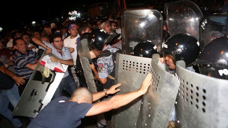 30 جريحا خلال تفريق المحتجين في عاصمة أرمينيا