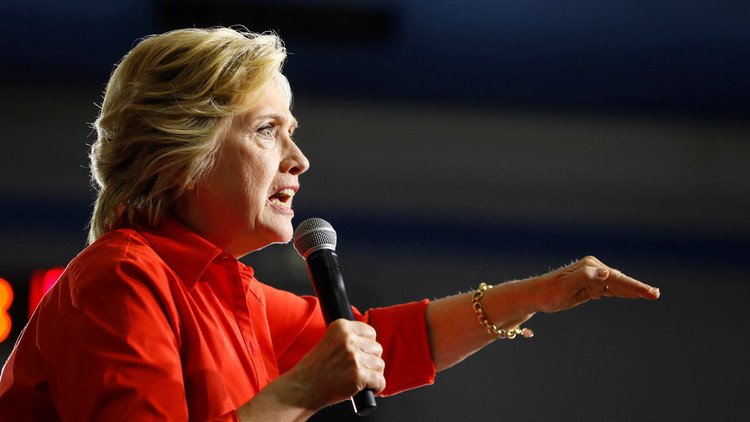 كلينتون تتهم ترامب بـ"الولاء التام للأهداف الروسية"