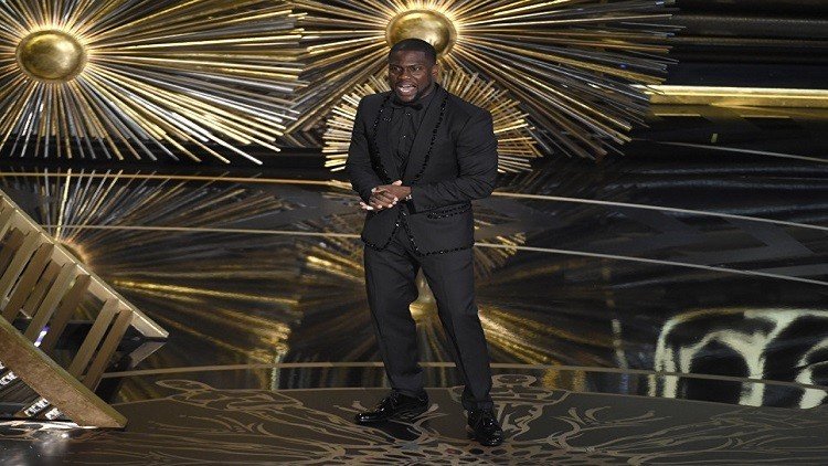 المركز السادس للفنان الكوميدي الأمريكي كيفن هارت بمداخيل بلغت 87.5 مليون دولار.