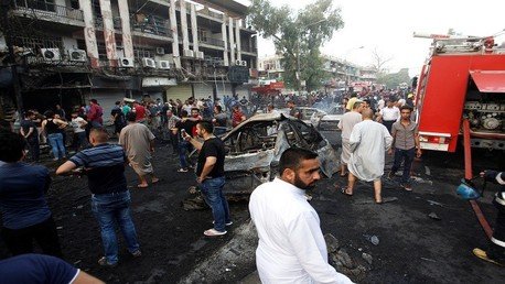 تجمع أهالي الكرادة في مكان الهجوم الإرهابي الذي أودى بحياة 200 شخص