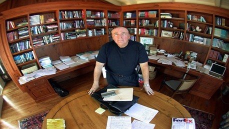 المركز الثالث.. الكاتب جيمس باترسون بـ 95 مليون دولار، ويعتبر كتب باترسون الكتب الأكثر مبيعا، وهو مُؤلفُ لكثير من السلاسل الأكثر شعبيةً في العقد الماضي.