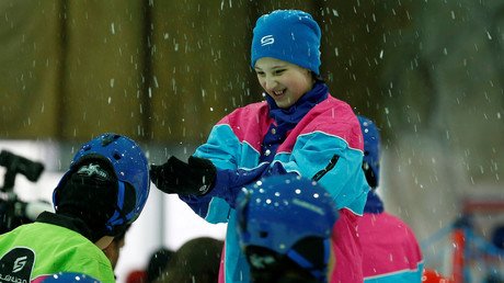 طفلة تستمتع بالثلج البارد في حر تموز اللاهب وسط الرياض