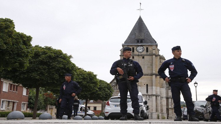 باريس توجه التهمة لشخصين على صلة بقتل القس