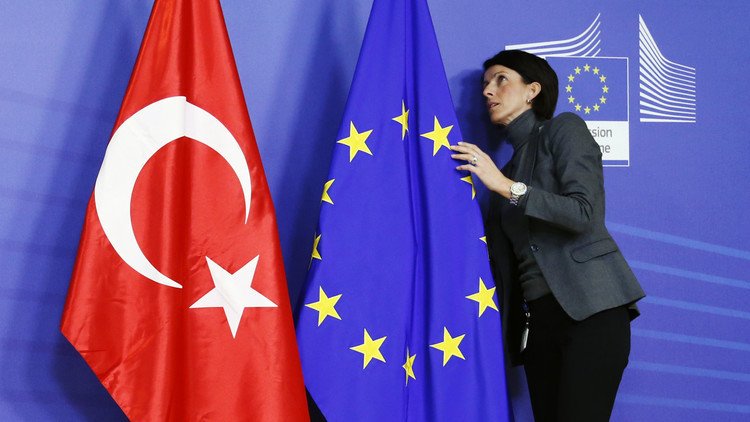وزير الخارجية التركي يتهم أوروبا بإذلال بلاده