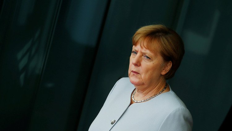 صحيفة تركية تنشر صورة لميركل بشارب هتلر