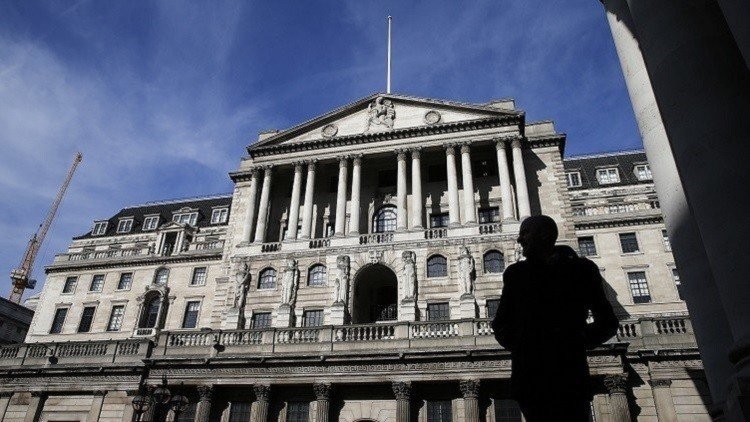 بنك إنجلترا يخفض سعر الفائدة لتقليل أضرار 