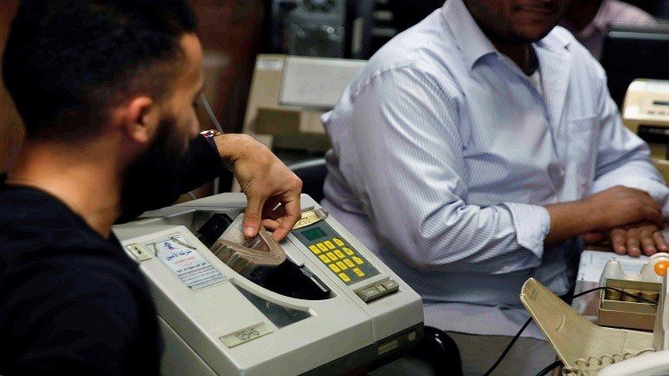 المركزي المصري يغلق 50% من مكاتب الصرافة 