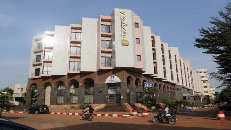 اعتقال 3 أشخاص في مالي لرفعهم علم متطرفين فوق فندق