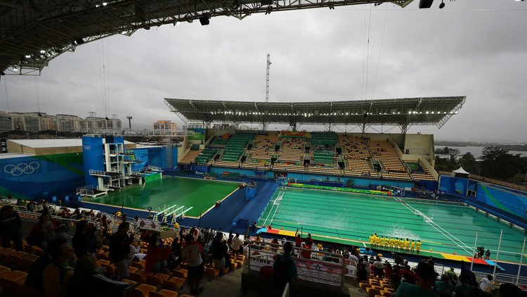 لون مياه أحواض الغطس في ريو يتحول إلى الأخضر!