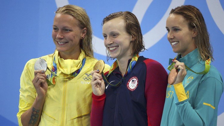 السباحة الأمريكية ليديكي تفوز بذهبية 200 م 