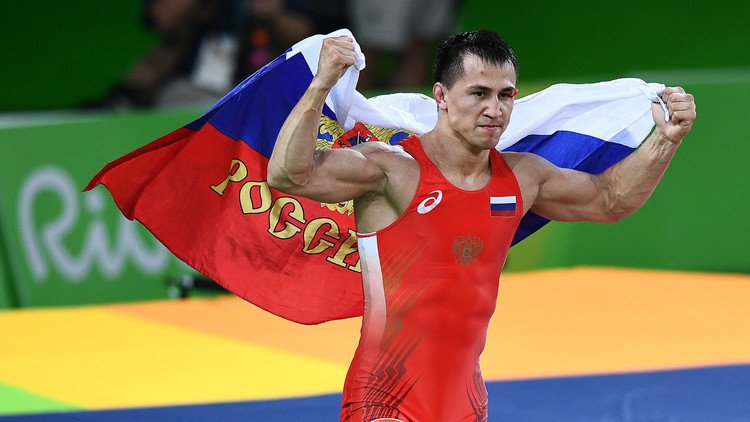 الروسي فلاسوف ينال ذهبية المصارعة