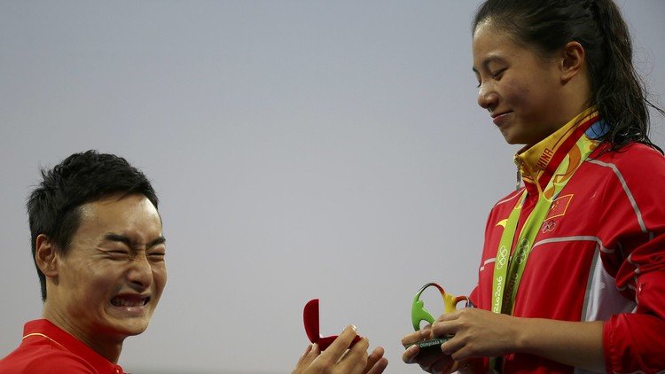 بالصور.. الصيني كاي يطلب الزواج من صديقته أثناء تتويجها في ريو !