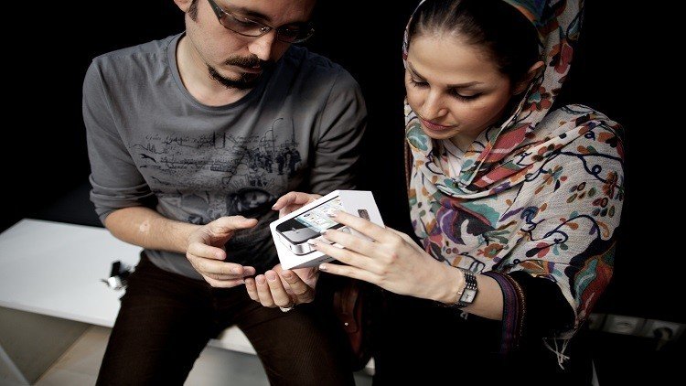 إيران ترفع الحظر وتسمح باستيراد الآيفون