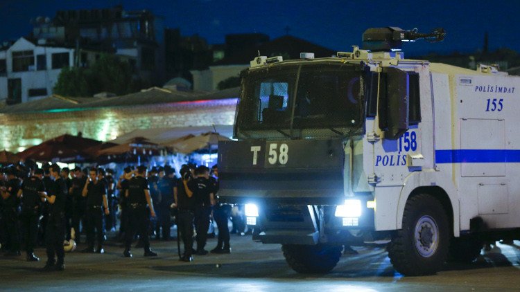 تركيا تصدر مرسوما لعزل آلاف الأمنيين والعسكريين