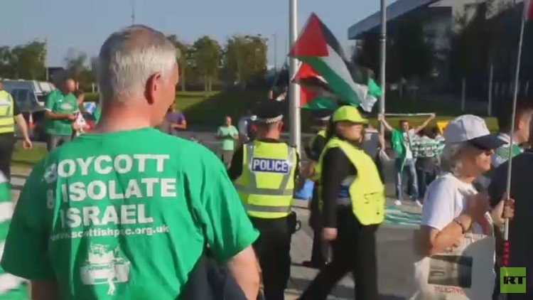 مشجعو سلتيك يرفعون الأعلام الفلسطينية أمام فريق إسرائيلي 