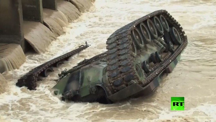 دبابة تابعة للجيش التايواني تسقط في نهر (فيديو)