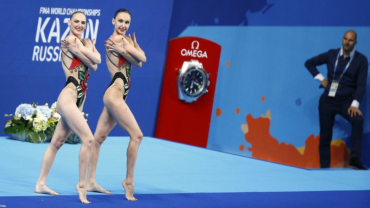 حسناوان تحملان علم روسيا في ختام ريو 2016