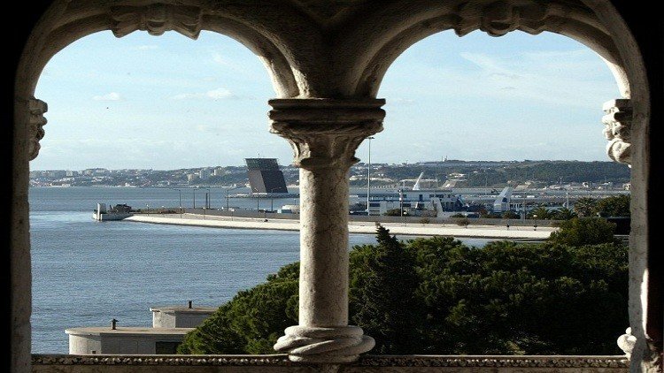 أزمة سياسية سببها نجلا سفير العراق في البرتغال 