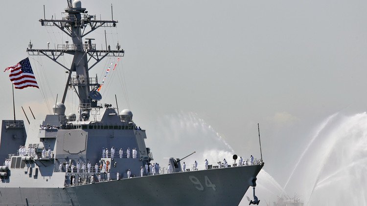 سفن الحرس الثوري الإيراني تعترض مدمرة أمريكية