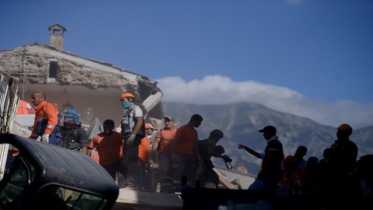 إنقاذ 238 شخصا من تحت الأنقاض جراء زلزال إيطاليا