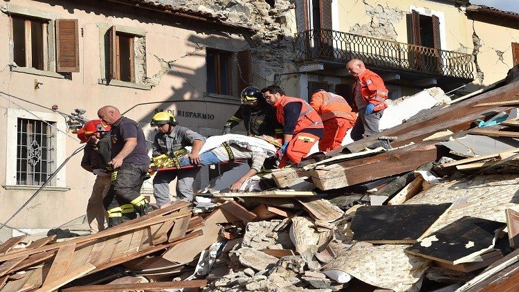 إنقاذ 238 شخصا من تحت الأنقاض جراء زلزال إيطاليا