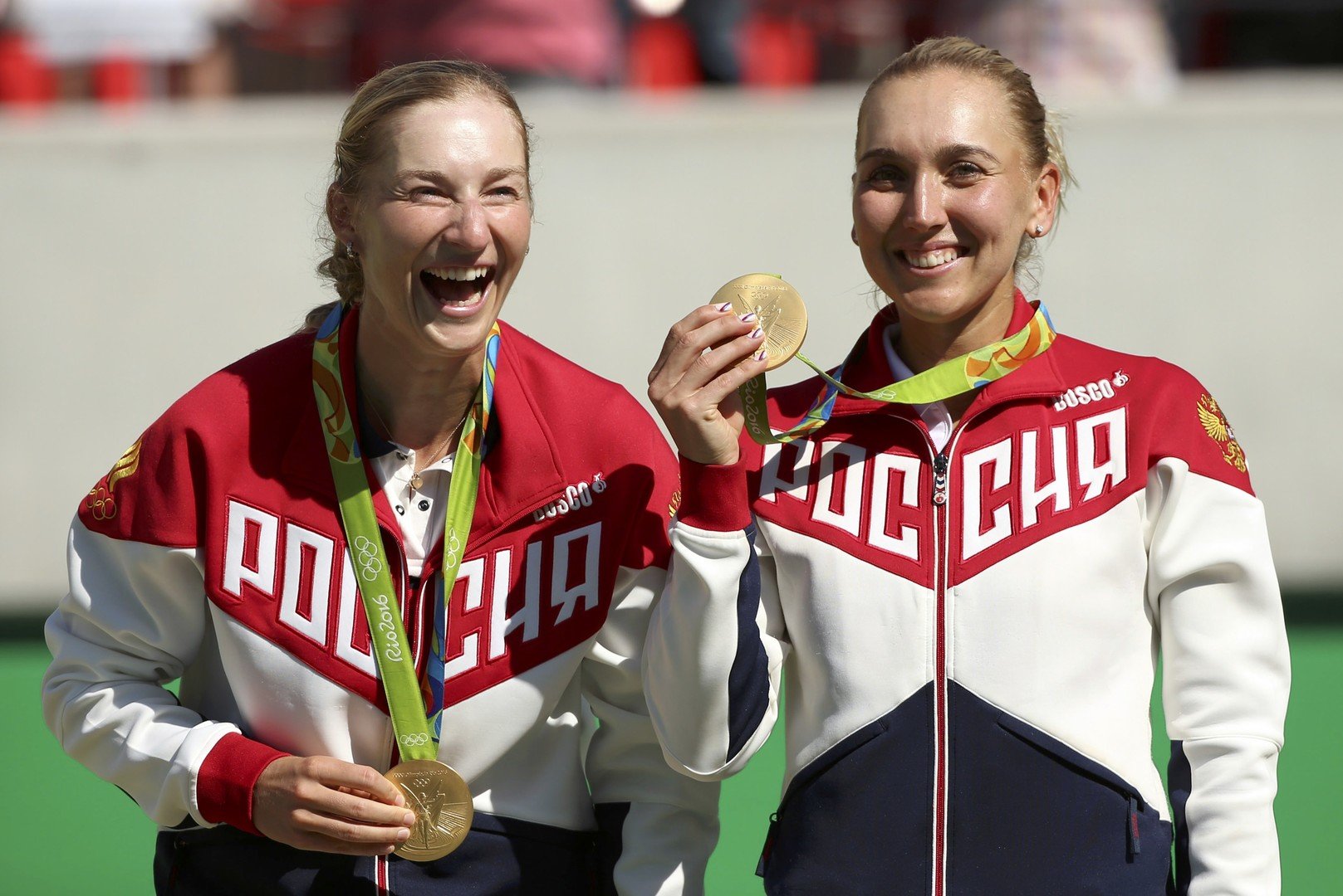 7- الثنائي يلينا فيسنينا ويكاترينا ماكاروفا - ذهبية مسابقة التنس للزوجي