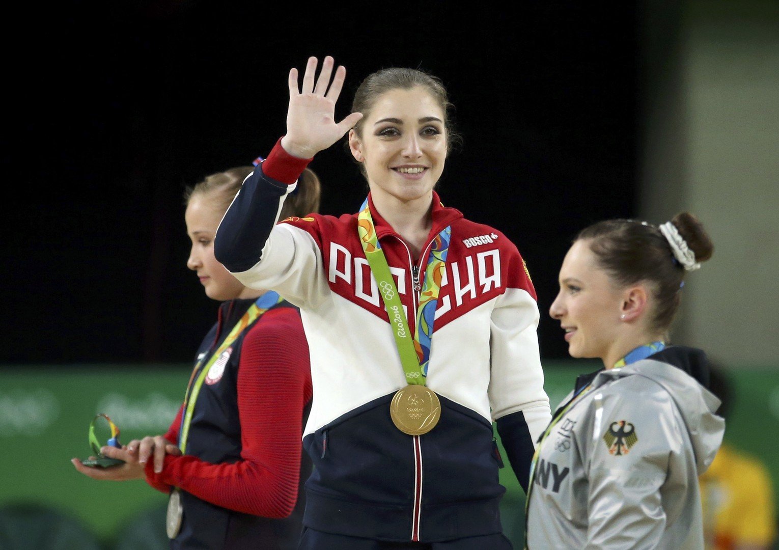 الجمبازة عليا مصطفينا المتوجة بذهبية مسابقة المتوازي المختلف الارتفاع