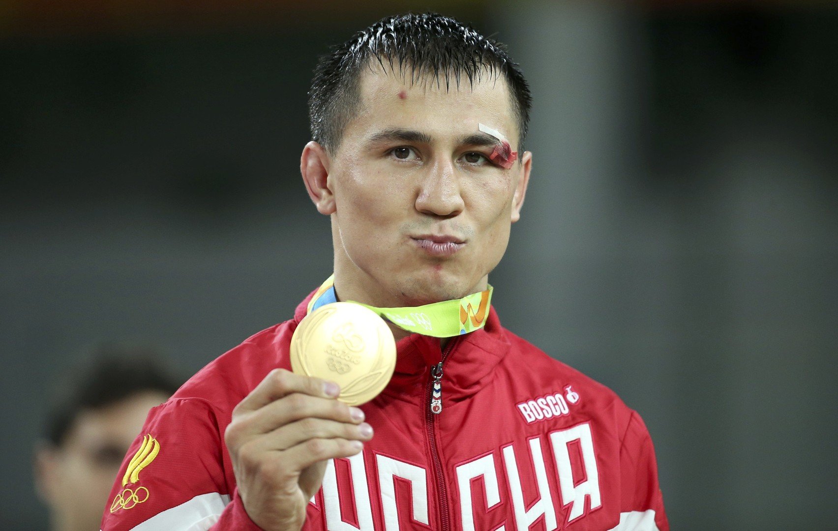 9- رومان فلاسوف الفائز بذهبية المصارعة الرومانية لوزن ما دون 75 كلغ