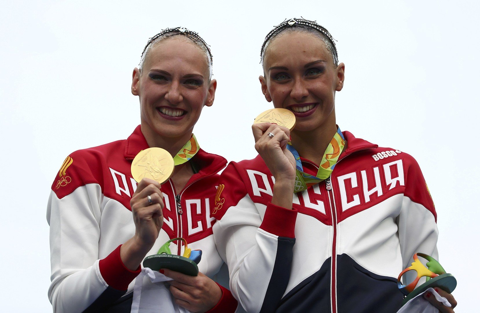 12- الثنائي ناتاليا إيشينكو وسفيتلانا روماشينا - ذهبية السباحة التزامنية للزوجي