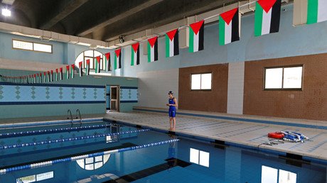 ماري الأطرش تتمرن بحوض سباحة في بيت ساحور