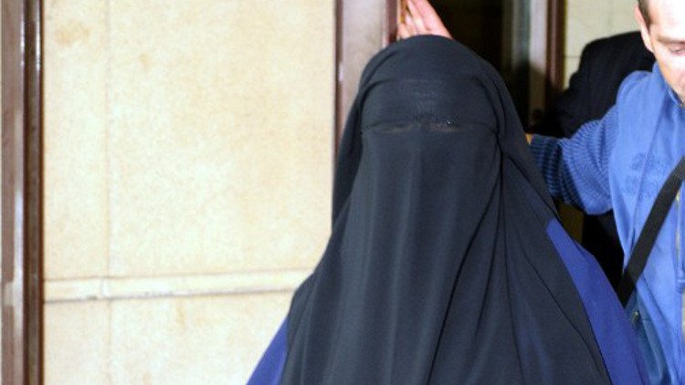 اعتقال شخصين هاجما مسلمة حاملا في برشلونة