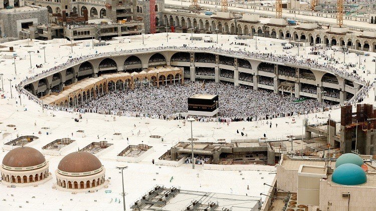 حجاج بيت الله يتوافدون على منى لقضاء يوم التروية