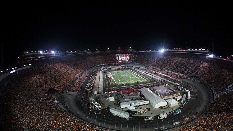 بالصور .. حضور أكثر من 156 ألف متفرج مباراة بكرة القدم الأمريكية