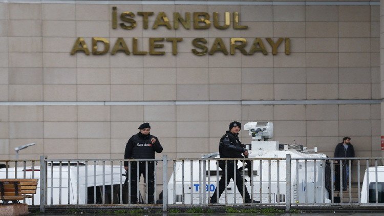 السلطات التركية تلقي القبض على أكاديمي وصحفي